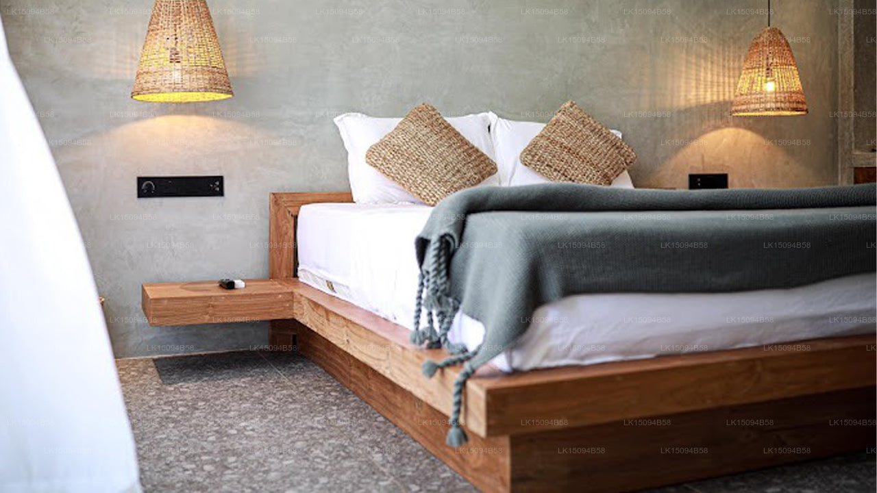 Salty Pelican, Hiriketiya