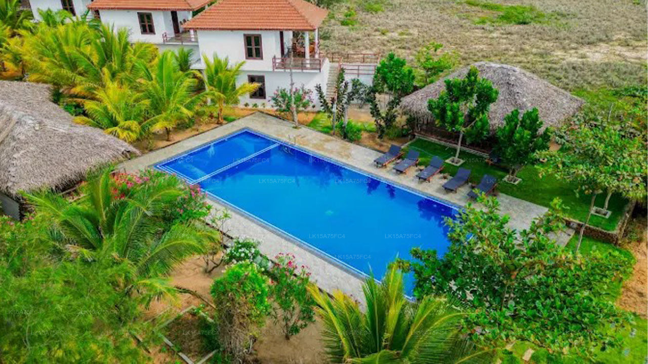 Whisky Point Surf Cabana, Pottuvil