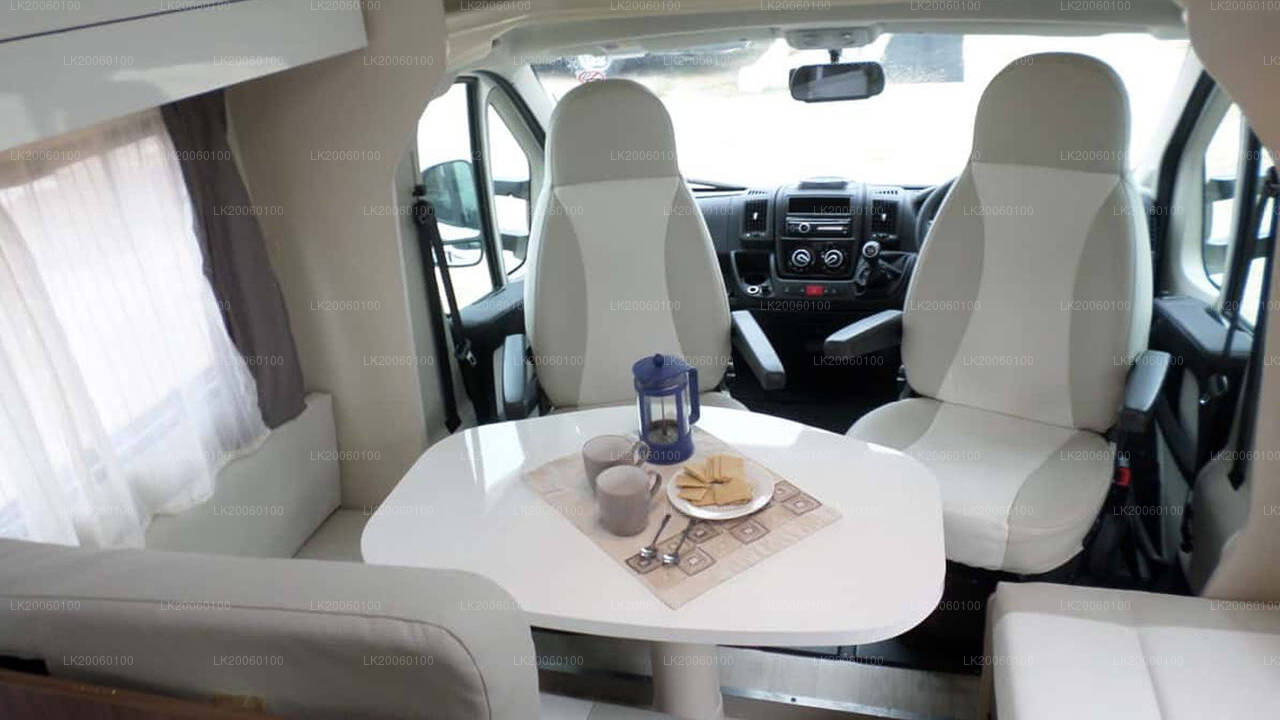 Wynajem kampera z kierowcą (Roller Team Zefiro 269P)