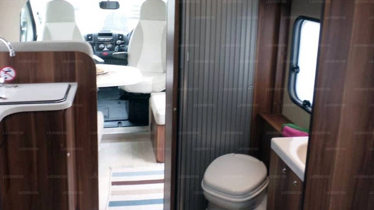 Wynajem kampera z kierowcą (Roller Team Zefiro 269P)