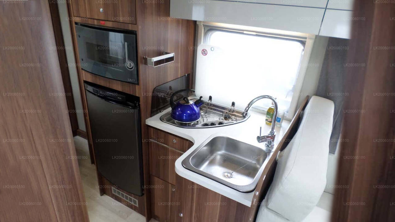 Wynajem kampera z kierowcą (Roller Team Zefiro 269P)