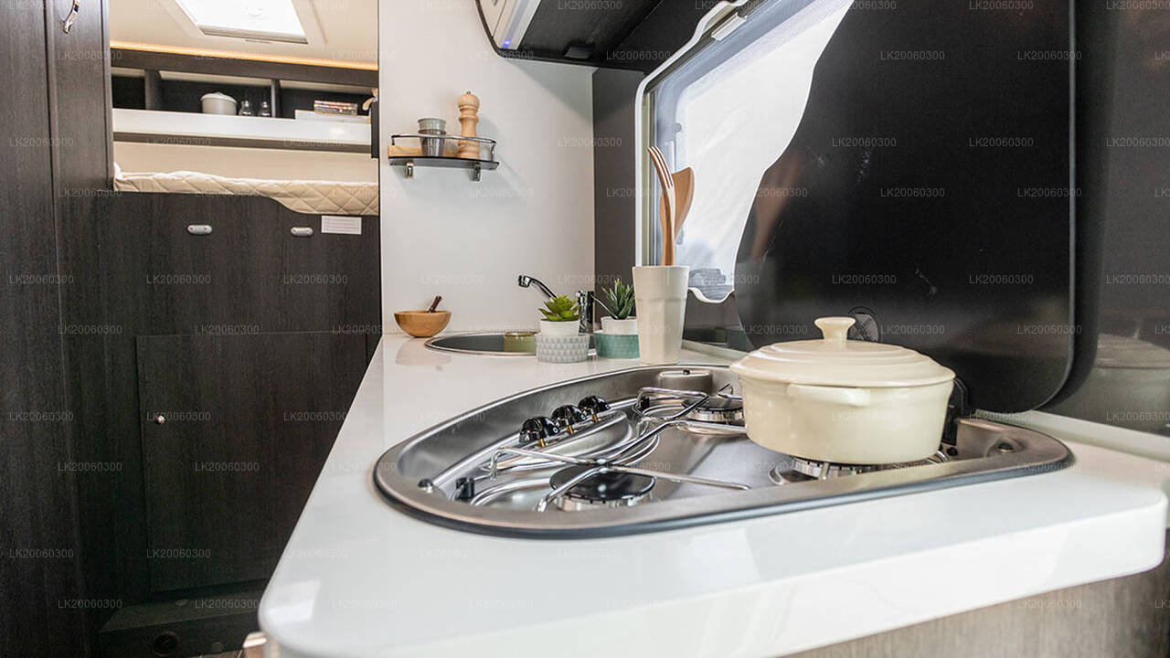 Wynajem kampera z kierowcą (Roller Team - Zefiro 690G)