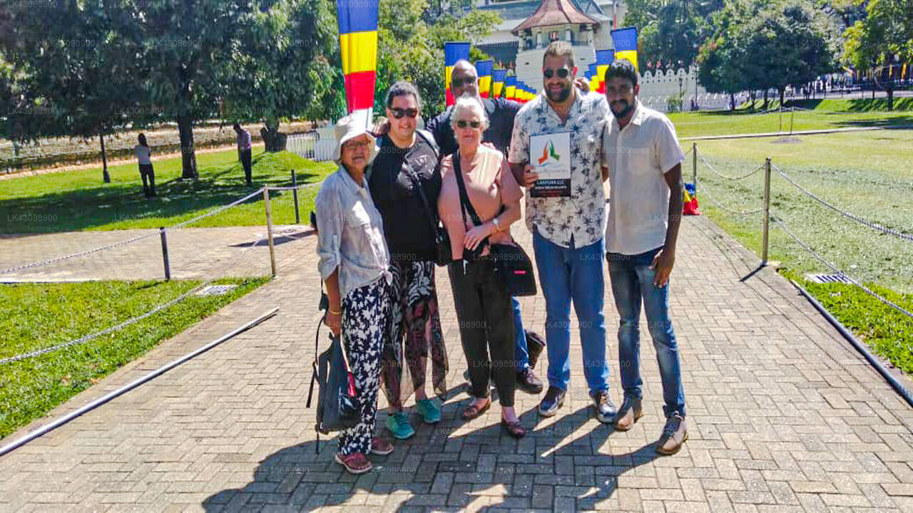 Transfer between Colombo Airport (CMB) and Lace Rock Beach Cabanas, Ahangama