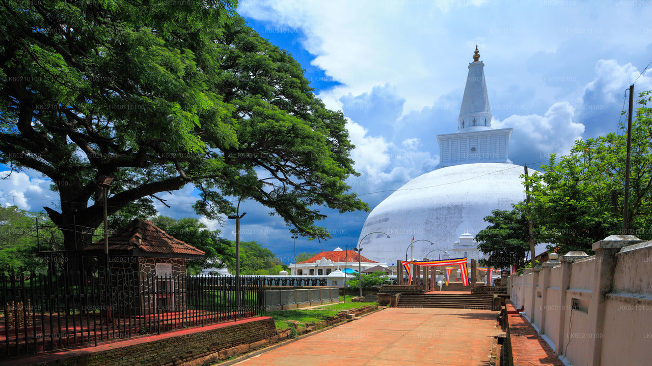 Święte miasto Anuradhapura z Sigiriya