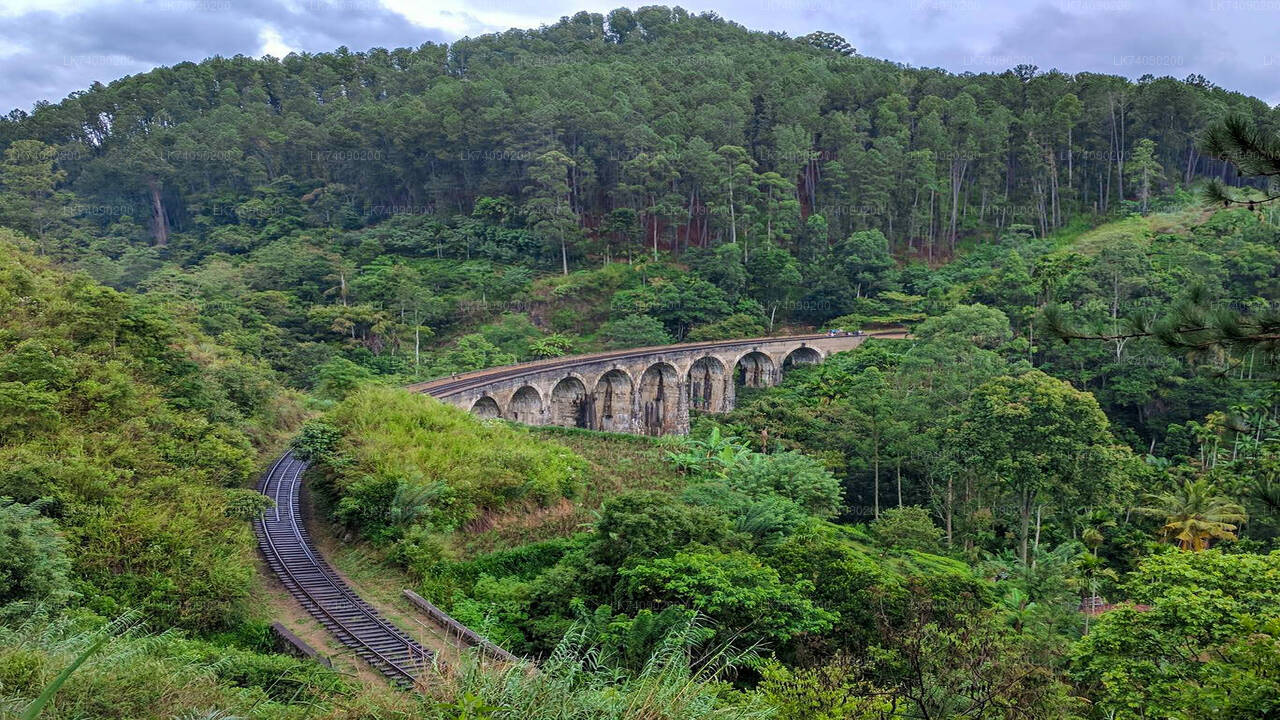 Wędrówka na szczyt Little Adam's Peak i most Nine Arches Bridge z Elli