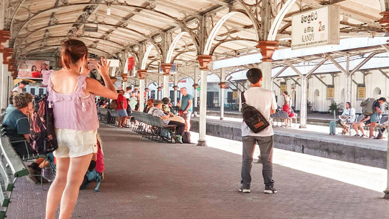 Przejazd pociągiem Kandy do Ella (Pociąg nr: 1015 „Udarata Menike”)